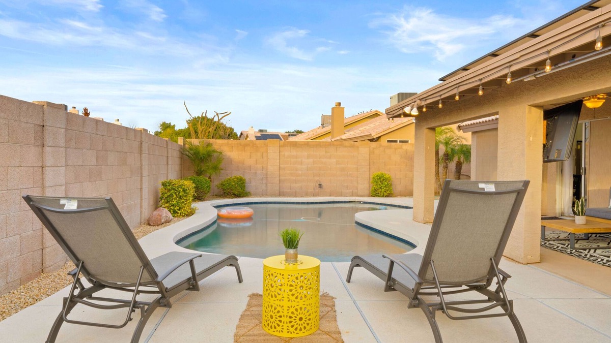 Deer Valley House | Glorious Glendale, Heated Pool, Pool Table, BBQ!