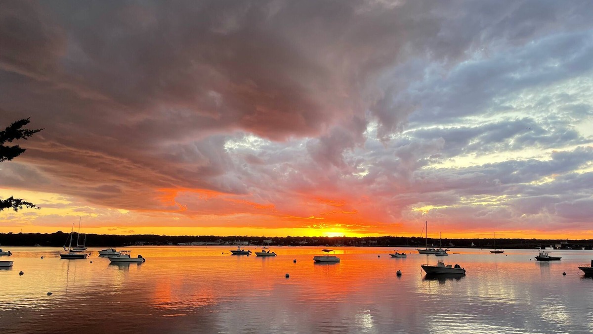 Oak Bluffs House | Glorious Sunsets and Fun on Private Waterfront in Beautiful, Comfortable Home.
