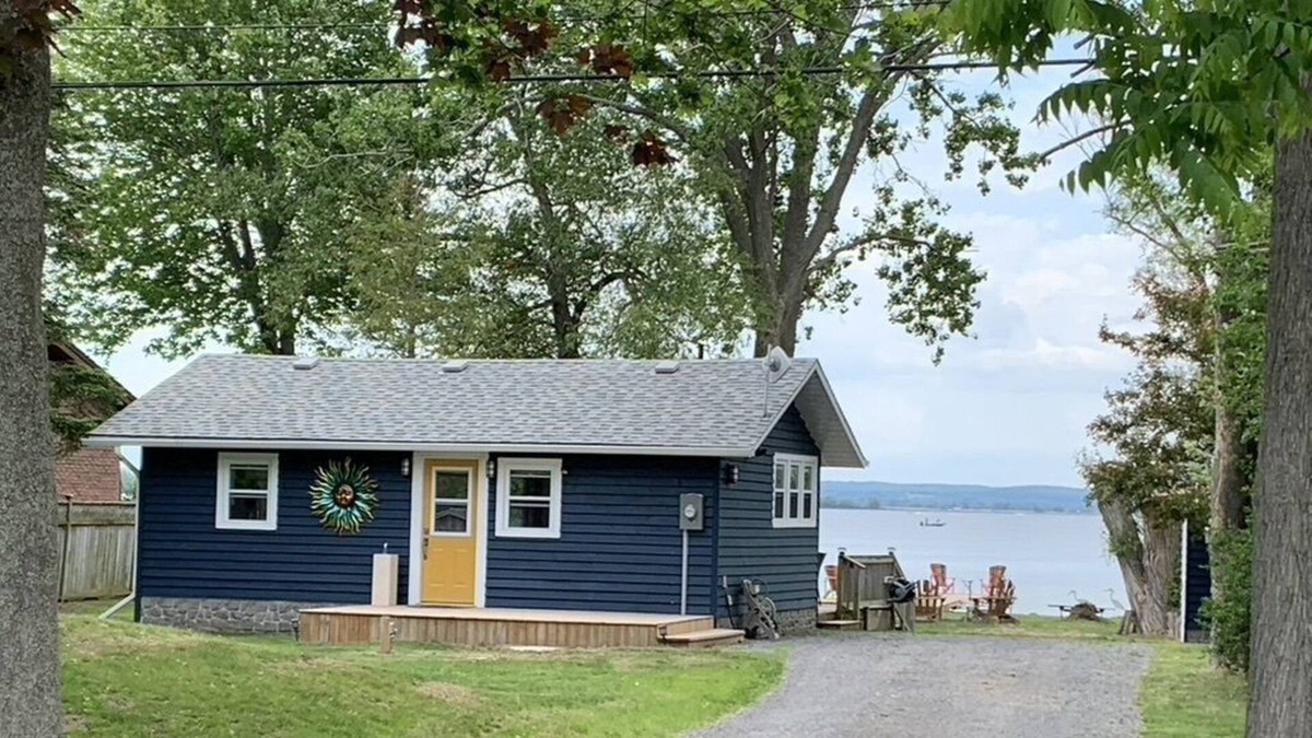 Consecon Cottage | Glorious Sunsets-Wellers Bay Prince Edward County Family friendly-Water Front!