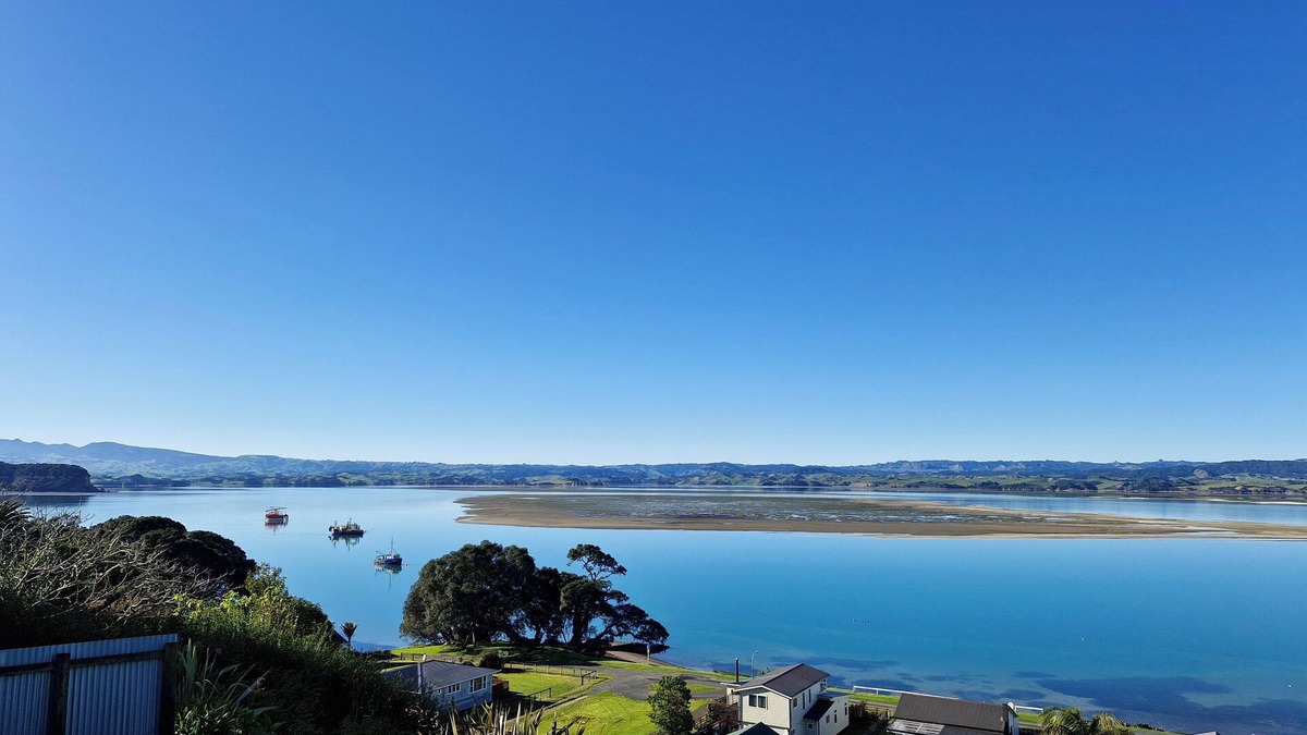 Kawhia Cottage | Glorious views and relaxation a plenty