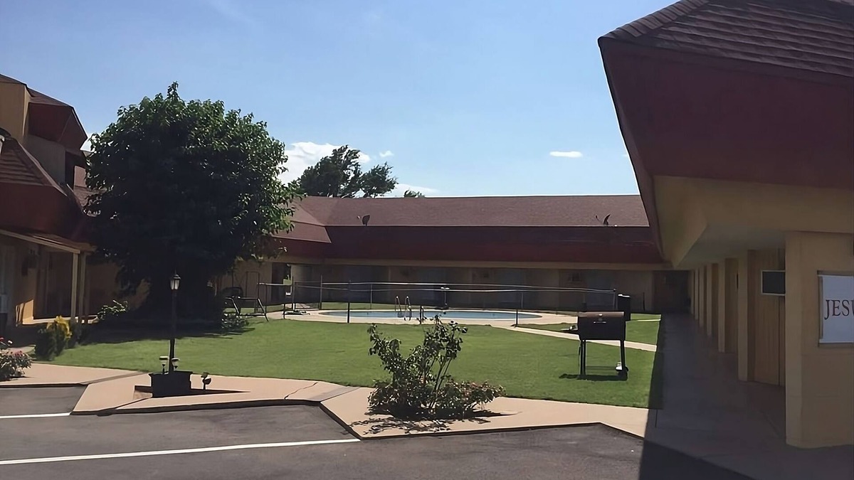 Fairview Hotel | Gloss Mountain Escape! Stay at Knights Inn Fairview! Pet-Friendly, Free Parking