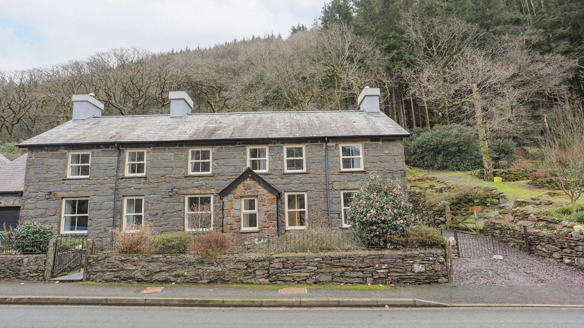 Nant Gwynant Cottage | GLYN AWEL, pet friendly, country holiday cottage in Beddgelert