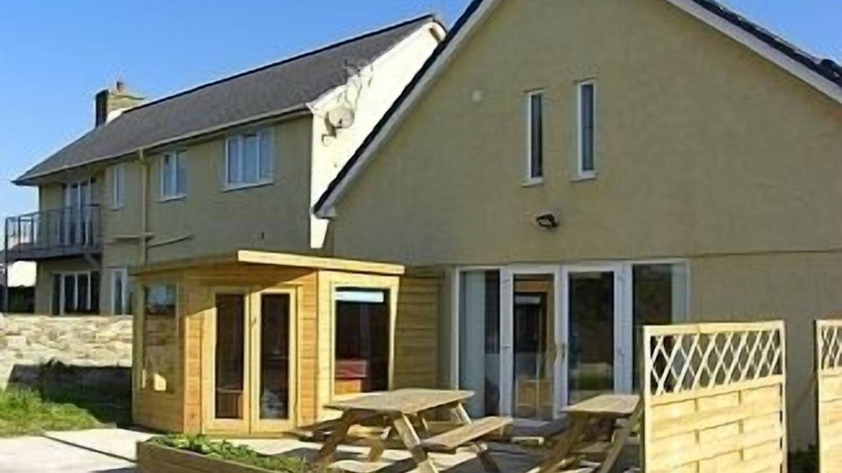 Bridgend House | Glynogwr Lodge has Spectacular Views and Scenery An Ideal Location just off M4.