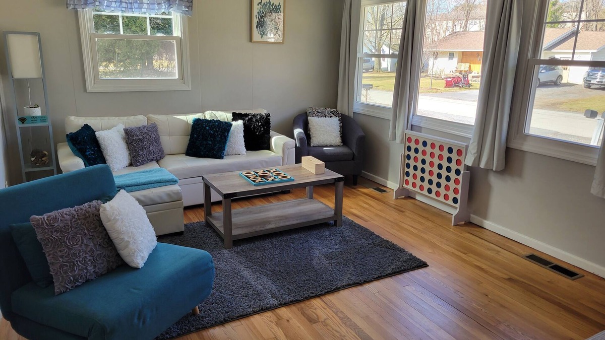 Boalsburg House | Go Blue! Bright home with large fenced in yard! 3m to Penn State. Free Breakfast