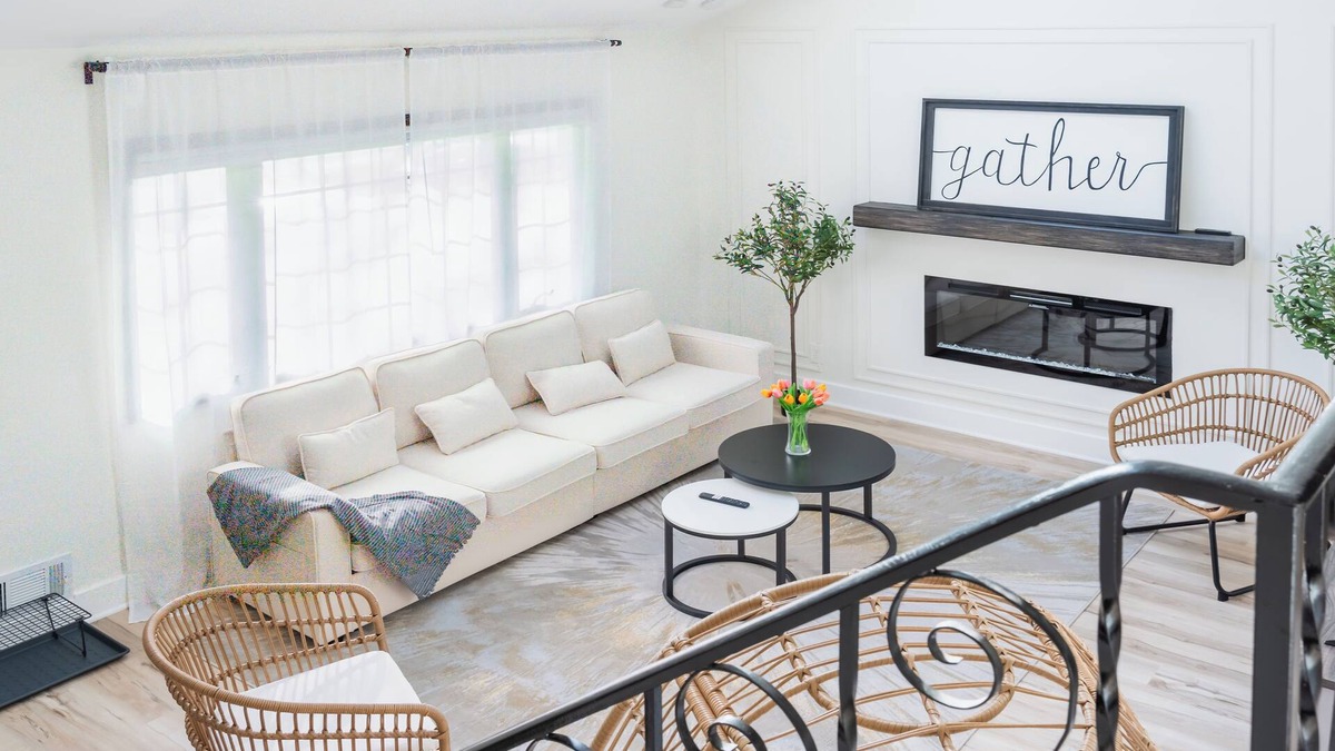 Upper Arlington House | Go Buckeyes!Stylish 3-Level Haven Near OSU,PS5,Skylight, Tailgate-Ready Backyard