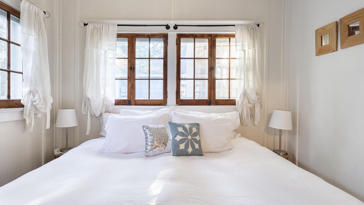 Lake Placid Cottage | ★ GO-Cottage ★ Comfort, Charm, Cozy Vibe ★ King Bed ★ Fenced Yard ★ Walk to town