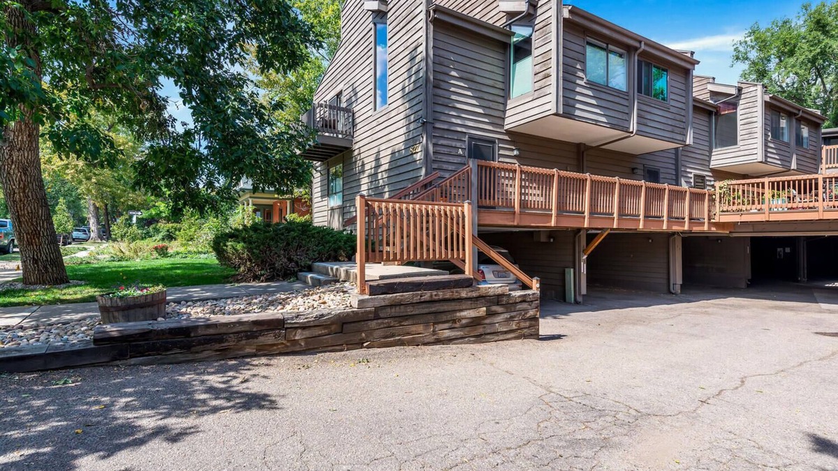 Mapleton Hill House | Go everywhere! Lovely Mapleton Hill townhome!
