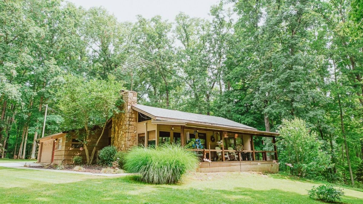 Nashville Cabin | Go fishing! Pet friendly! 4 miles to Nashville!