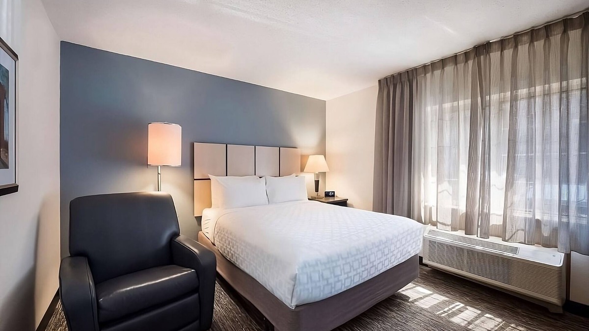Las Colinas Hotel | Go for a Walk in Thomas Jefferson Park! Pets-Allowed, Kitchen, Private Parking!