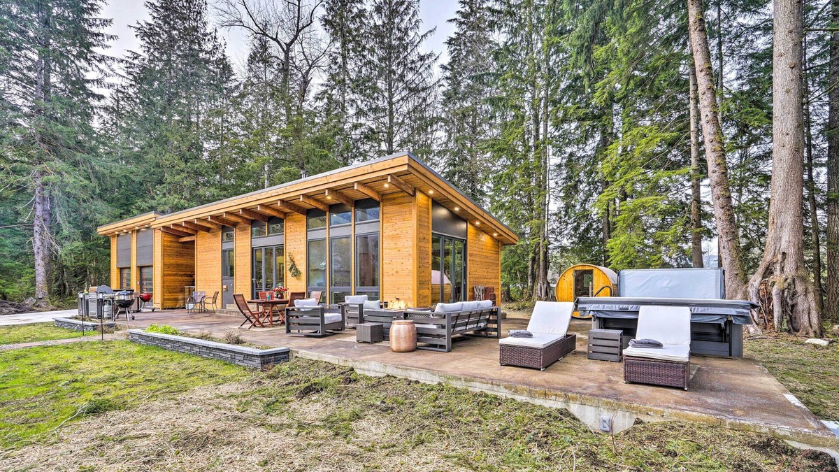 Gold Bar Cabin | Gold Bar Cabin on Skykomish River: Heated Swim Spa