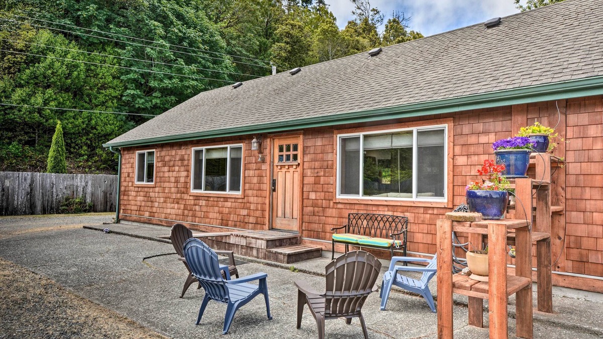 Gold Beach Apartment | Gold Beach Apartment w/Activities - 2 Mi to Ocean