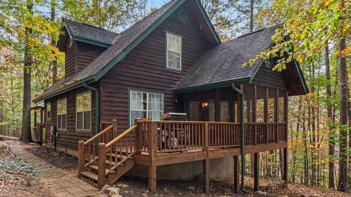 Dahlonega Cabin | Gold Dust Getaway - Near Downtown/Hot Tub/Fire-Pit/Dog-Friendly