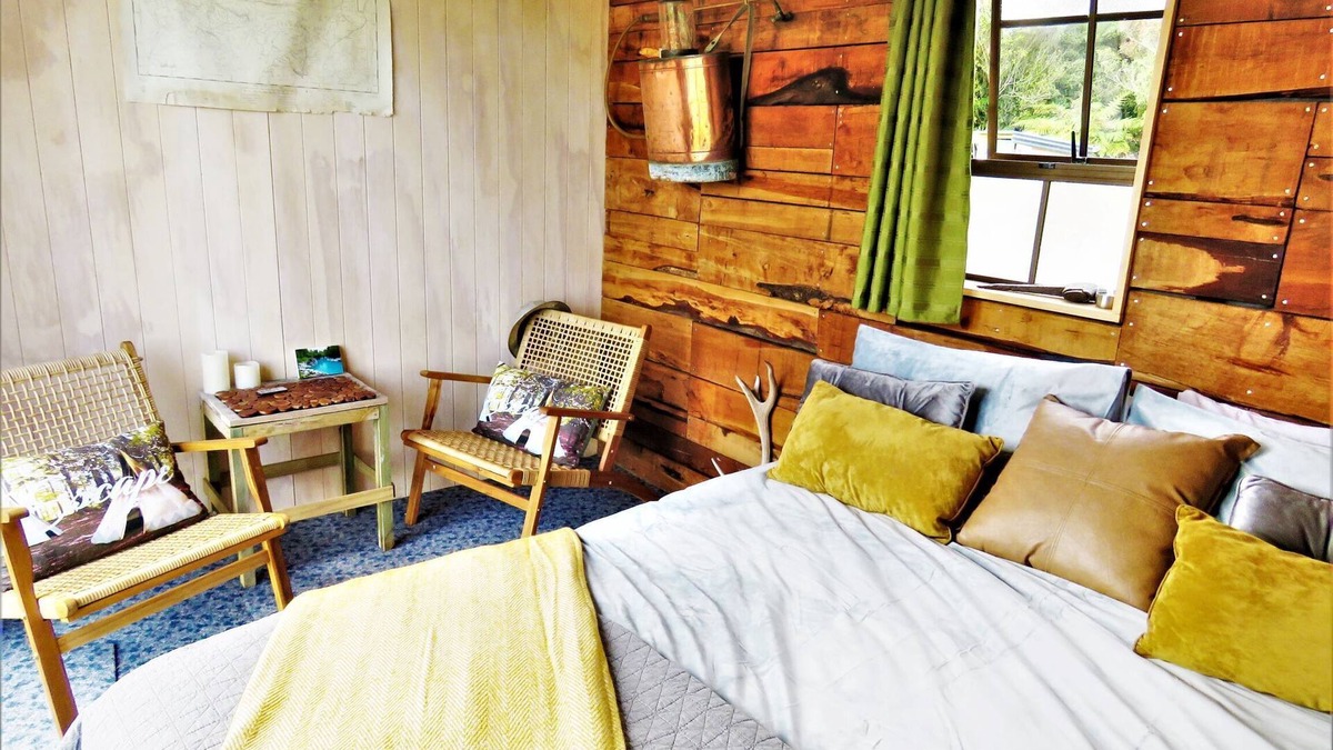 Hokitika Cabin | GOLD NUGGET HUT - Off-grid Glamping Site on a farm in Hokitika