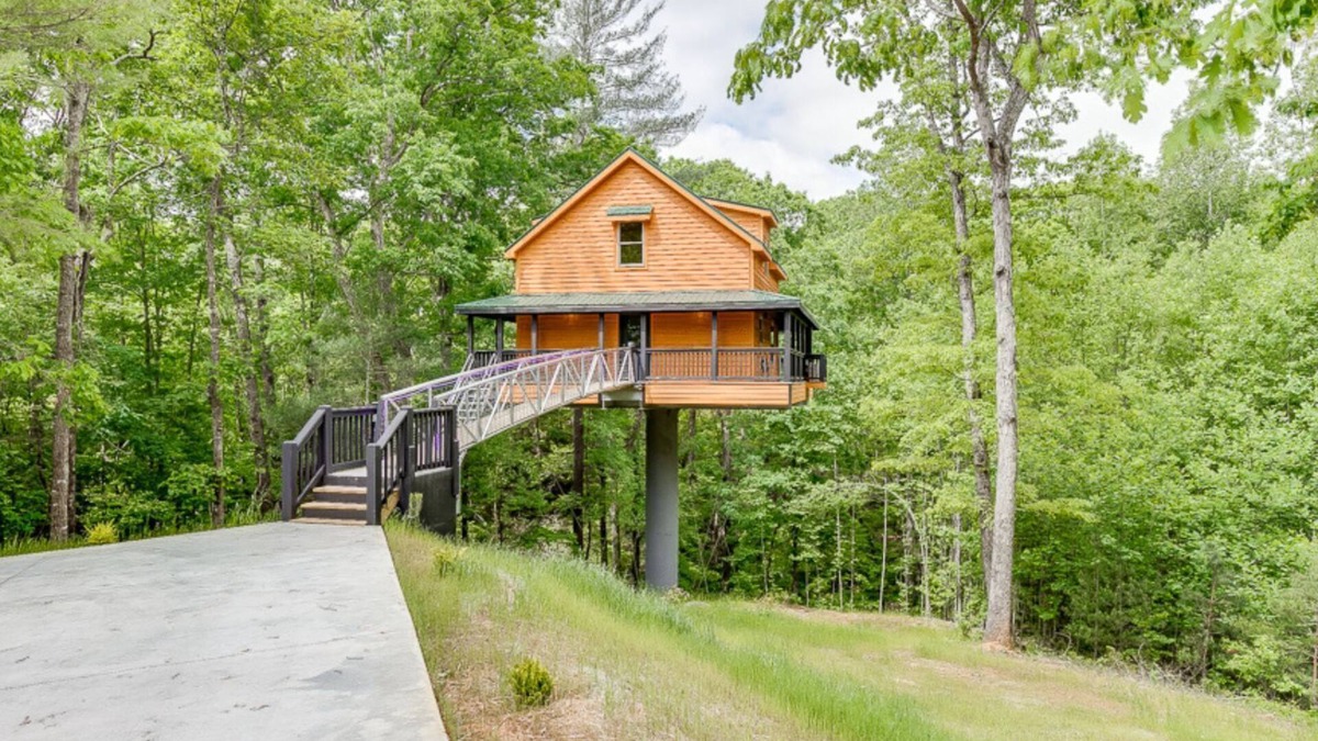 Cleveland Cabin | Gold Peak Treehouse Near Helen, Georgia - Cedar Creek Rentals LLC