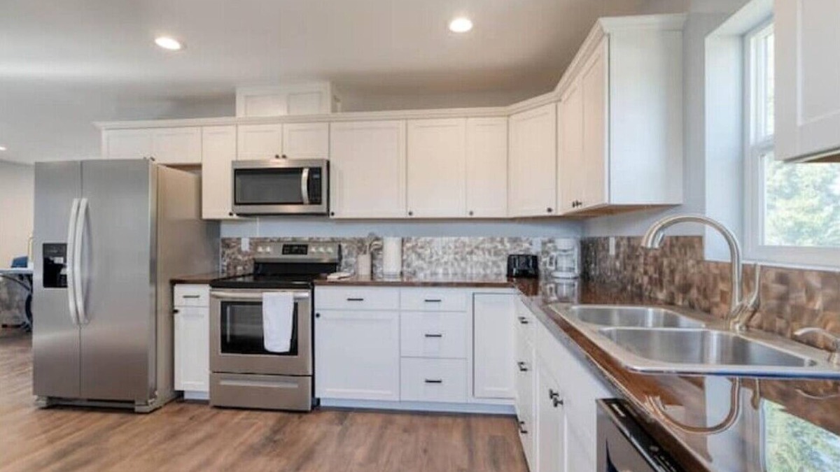 Evergreen House | Gold Rush | MT Sky Haus- 8 mins from airport