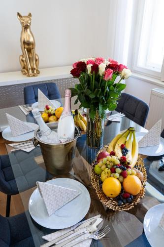 Vysehrad Apartment | Golden Cat Suite