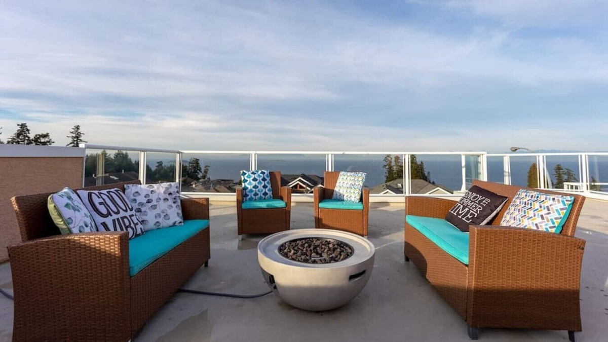 Regional District of Nanaimo House | Golden Eagle Nest - Roof Top Patio & Ocean Views