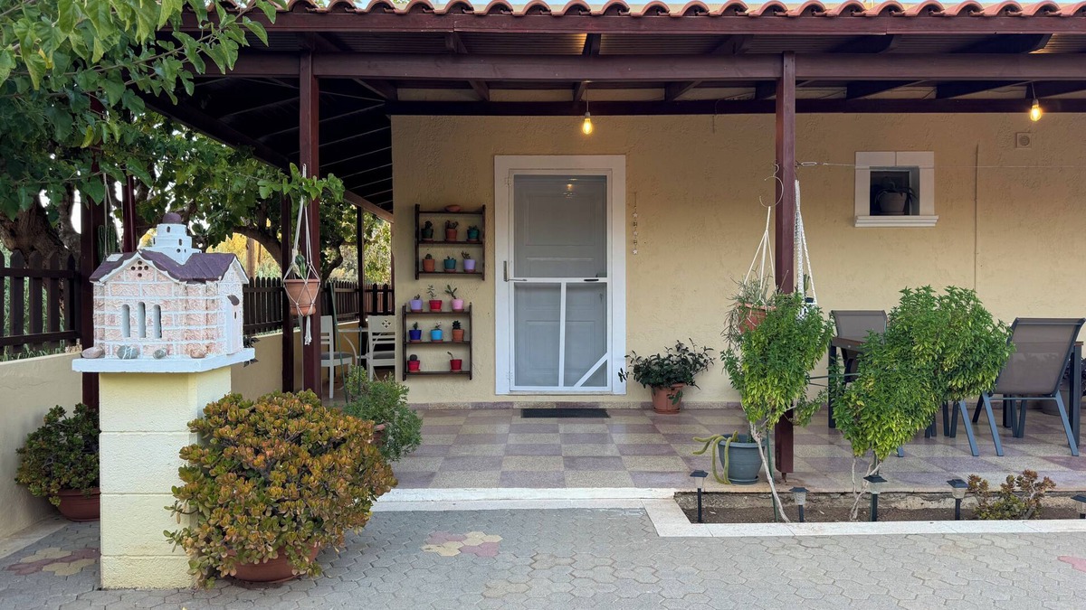 Gournai House | Golden Horizon Retreat: 1 min walk from the sea, outdoor patio, family friendly!