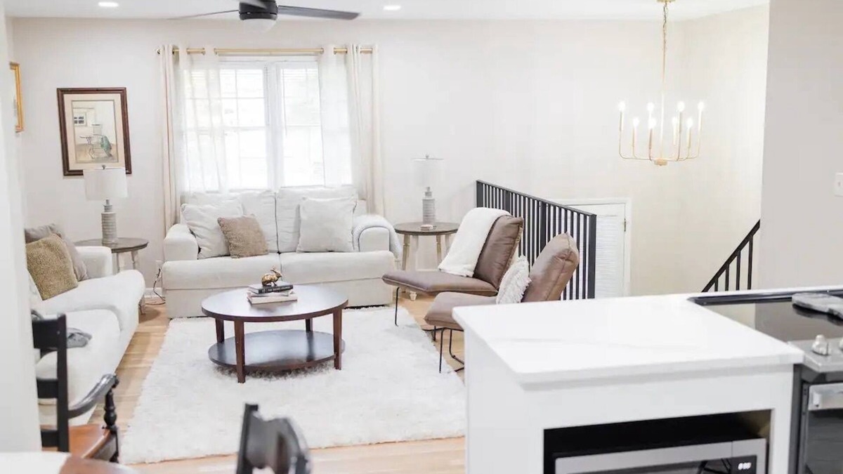 Lexington House | Golden House: Sleeps 12 Cozy + Modern - close to UK, Summit + Keeneland!