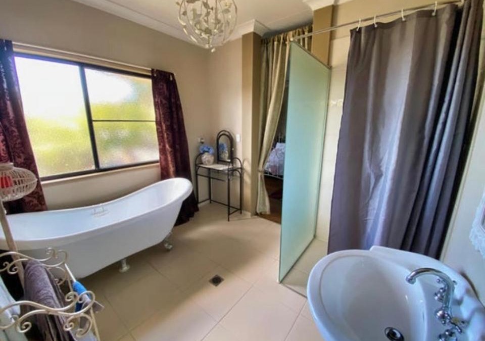 Sarina Bed & Breakfast | Golden Lace