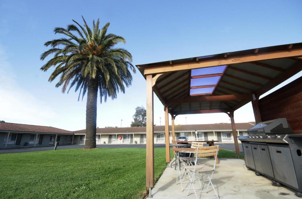 Grovedale Hotel | Golden Palms Motel