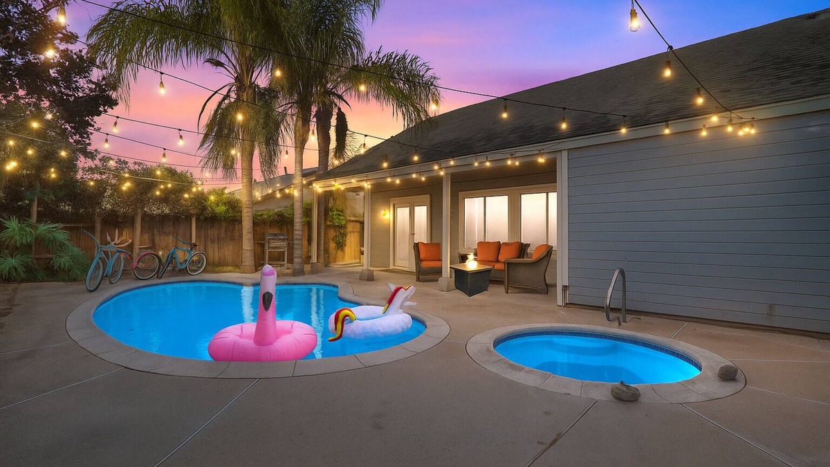 Riverside House | Golden Pool Home, Jacuzzi, Game Room, Arcade, King Size Bed, Fire Pit, BBQ Grill