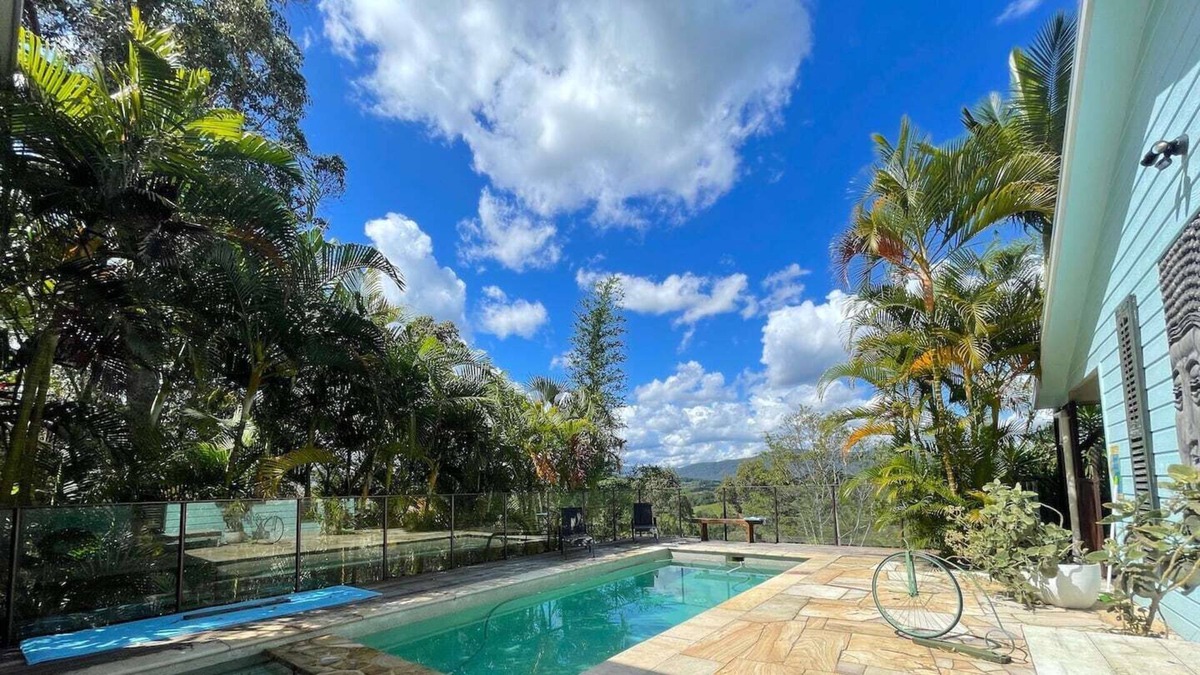 Uki House | Golden Retreat Ultimate 5 Bed with seperate Villa (Sleeps 10)