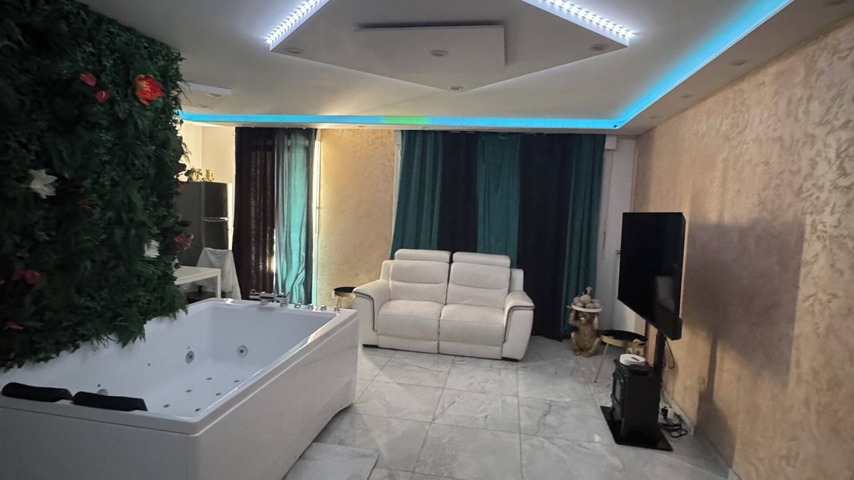 Poteries Apartment | Golden seconds: luxury and relaxation with private Jacuzzi and massage chair