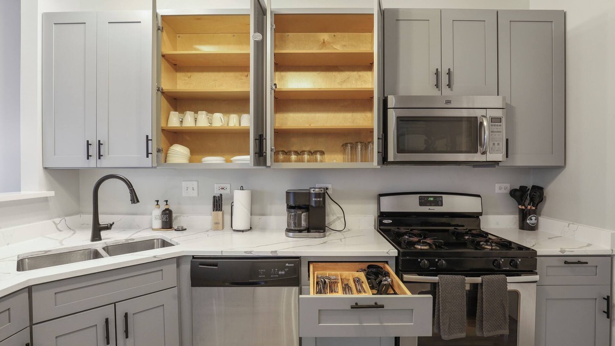 Naperville House | Golden! Sleeps 8/2.5 Bath Townhome