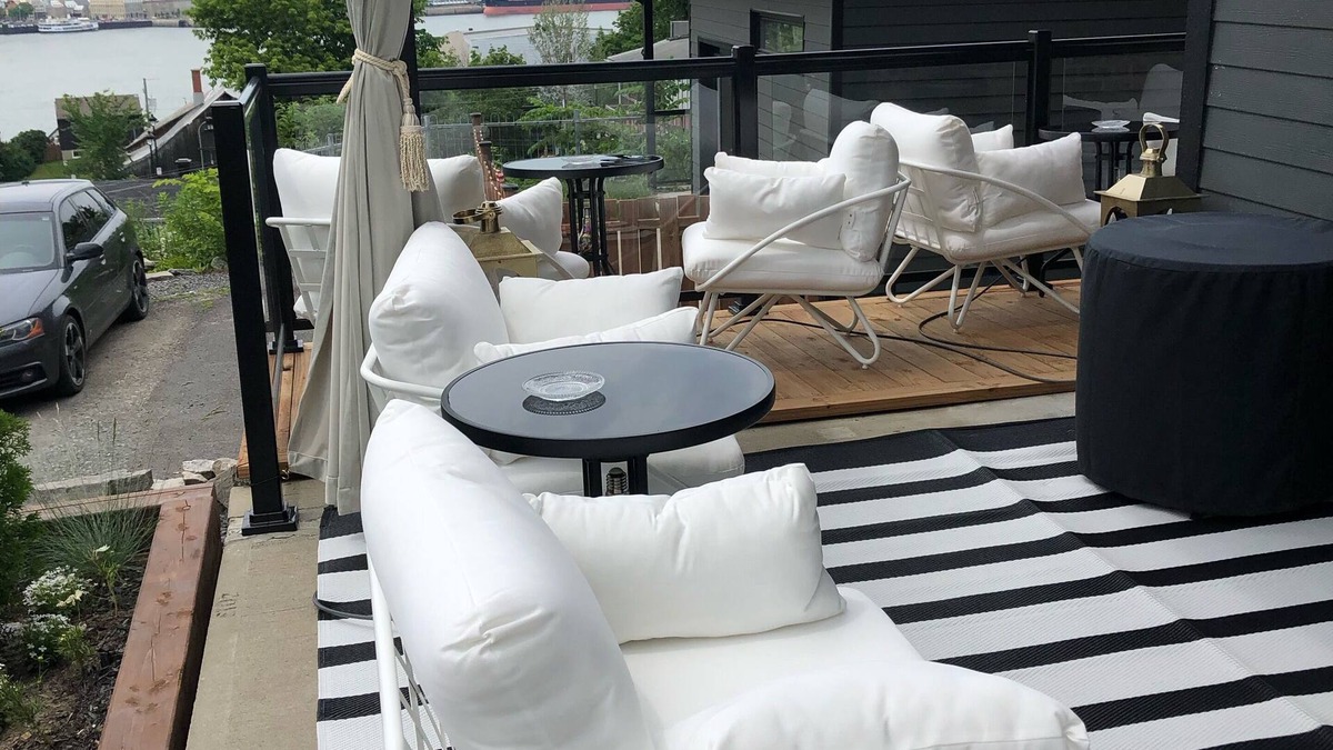 Desjardins Apartment | GOLDEN Suite 16 Guests Special Events Castle View
