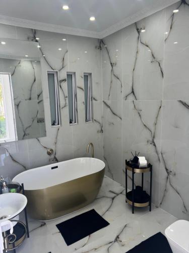 Humewood Apartment | Golden Suite Apartment Summerstrand