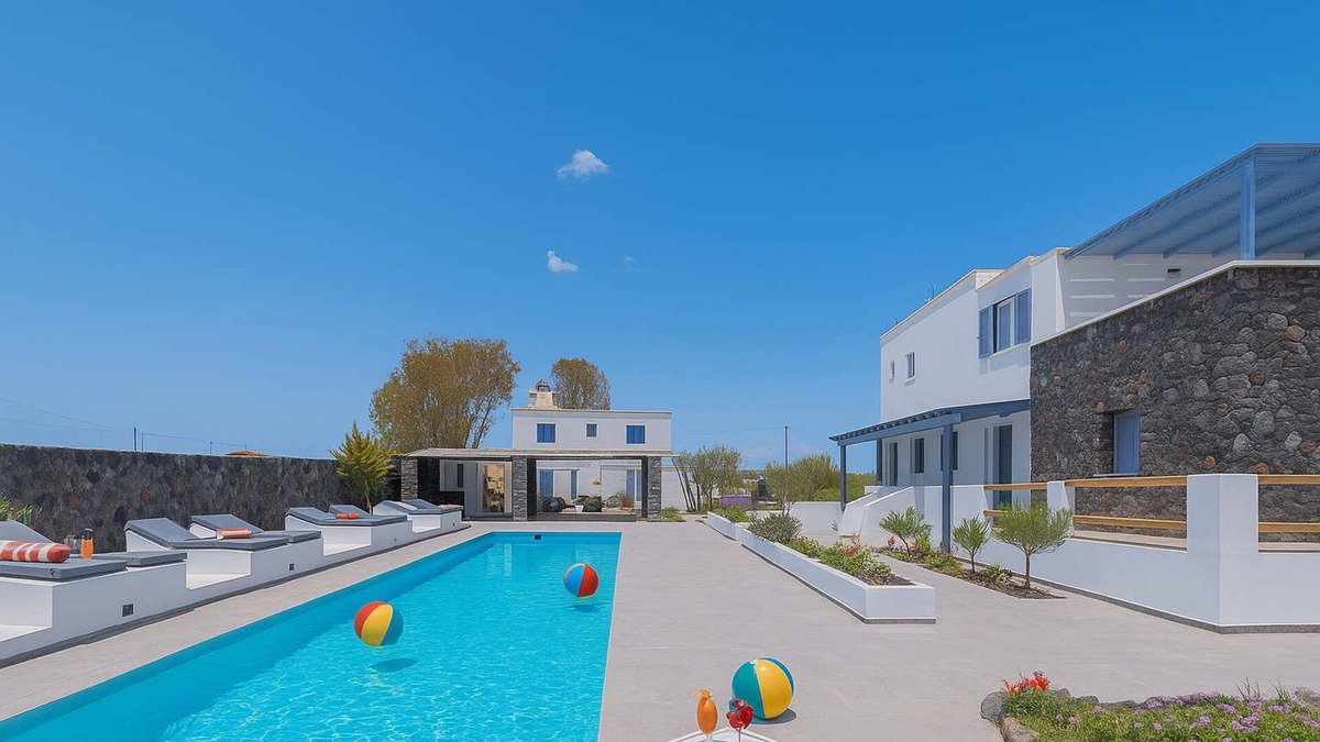 Agia Paraskevi House | Golden Sunrise Suites - Santorini Superior Suite