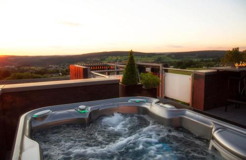 Sankt-Vith Apartment | Golden Sunset Wellness Suite