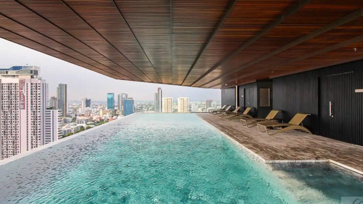 Ekkamai Apartment | Golden 5-star condo