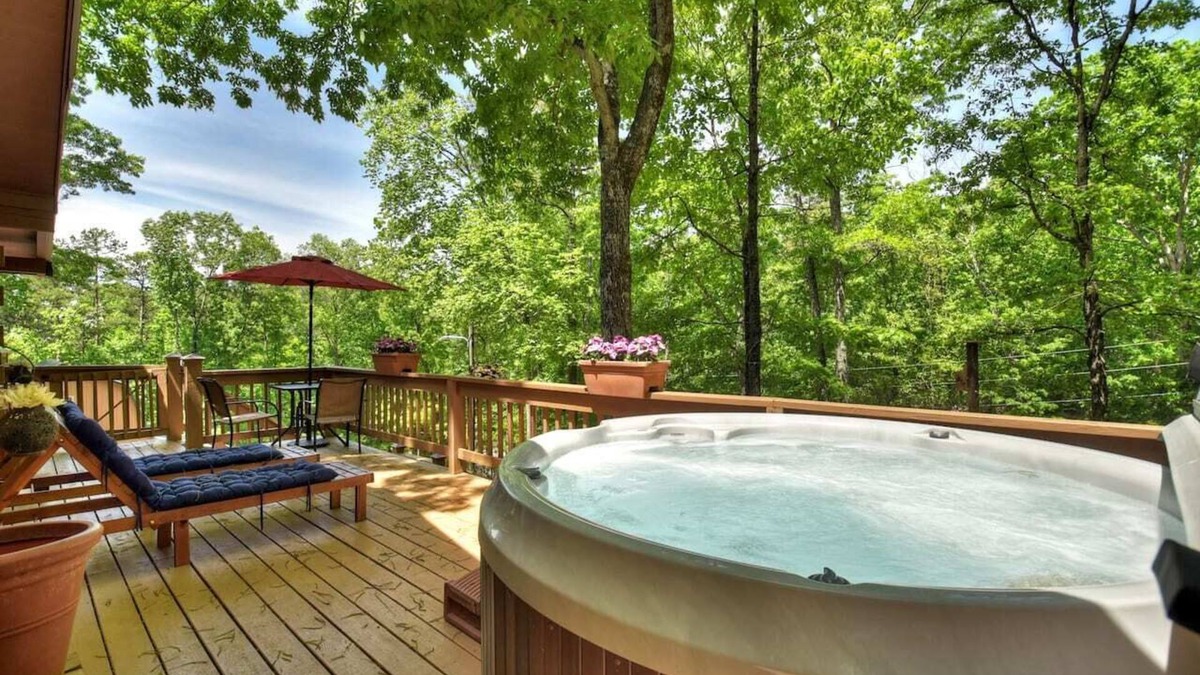 Ellijay Cabin | Goldfinch Rustic Retreat | Hot Tub & Fire Pit