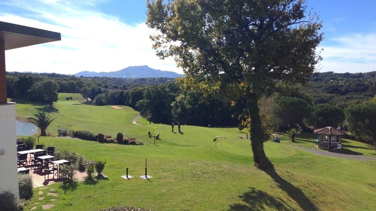 Bassussarry Apartment | Golf apartment with swimming pool near Biarritz