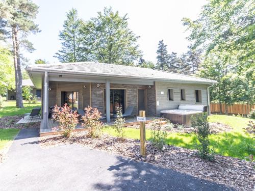Le Chambon-sur-Lignon House | Golf, Bain à Remous, Piscine et Activités Ludiques : Lodge de Luxe pour 4 Adultes + 2 Enfants - FR-1-582-368