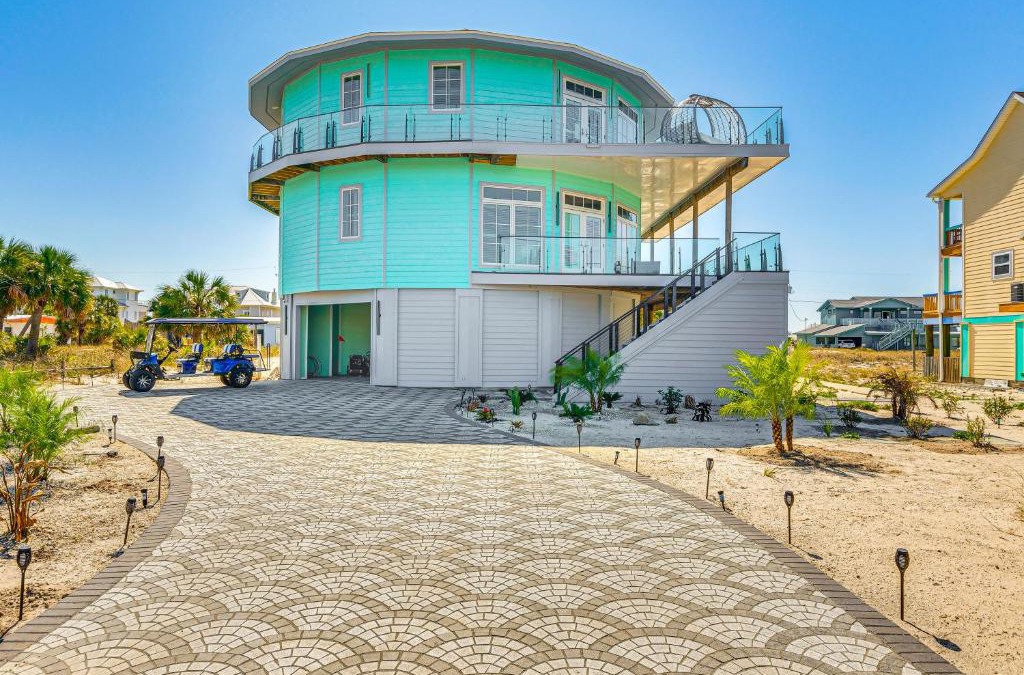 Villa Primera House | Golf Cart and Elevator Retreat 1 Block to Beach