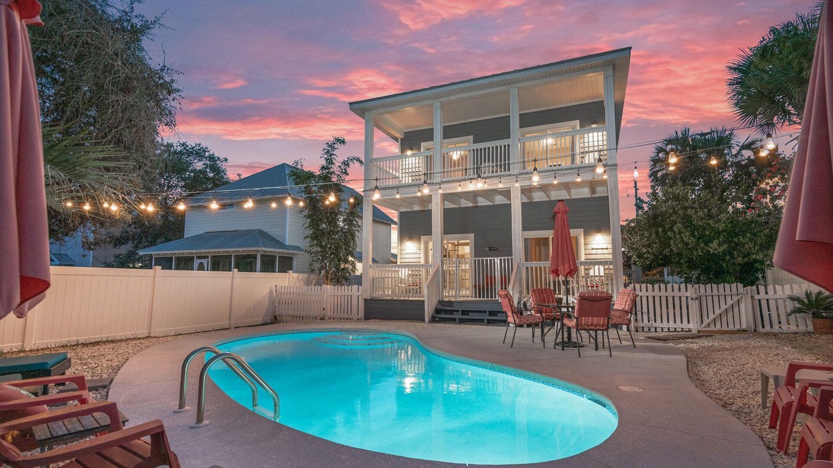 Crystal Beach House | GOLF CART, PRIVATE POOL, PET FRIENDLY, VERY CLEAN, CLOSE TO BEACH