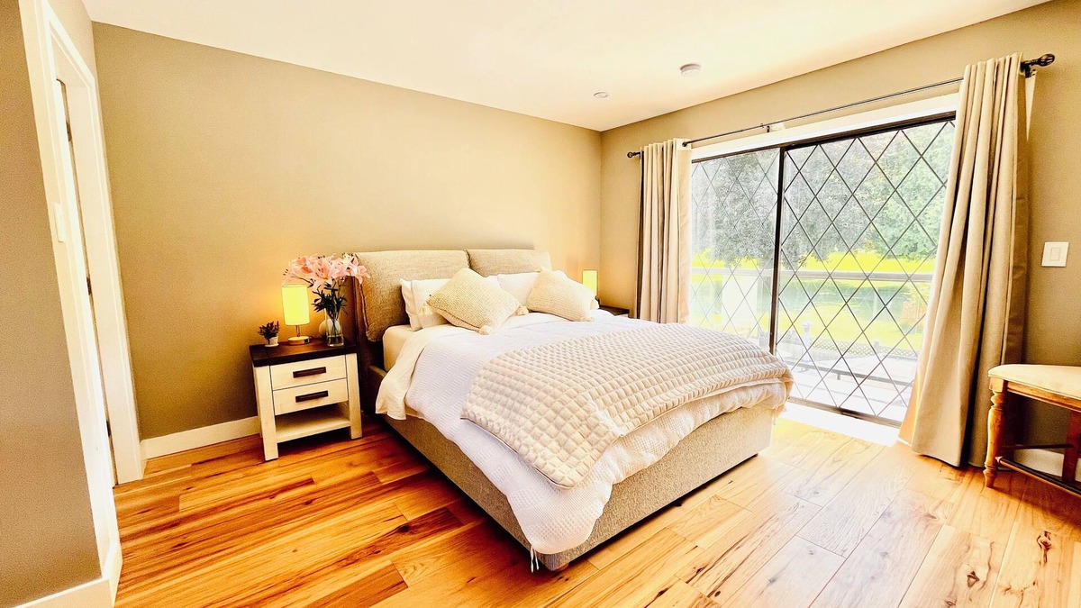 Regional District of Nanaimo Bed & Breakfast | Golf Course and Beach View Room in a desirable location near Qualicum Beach town