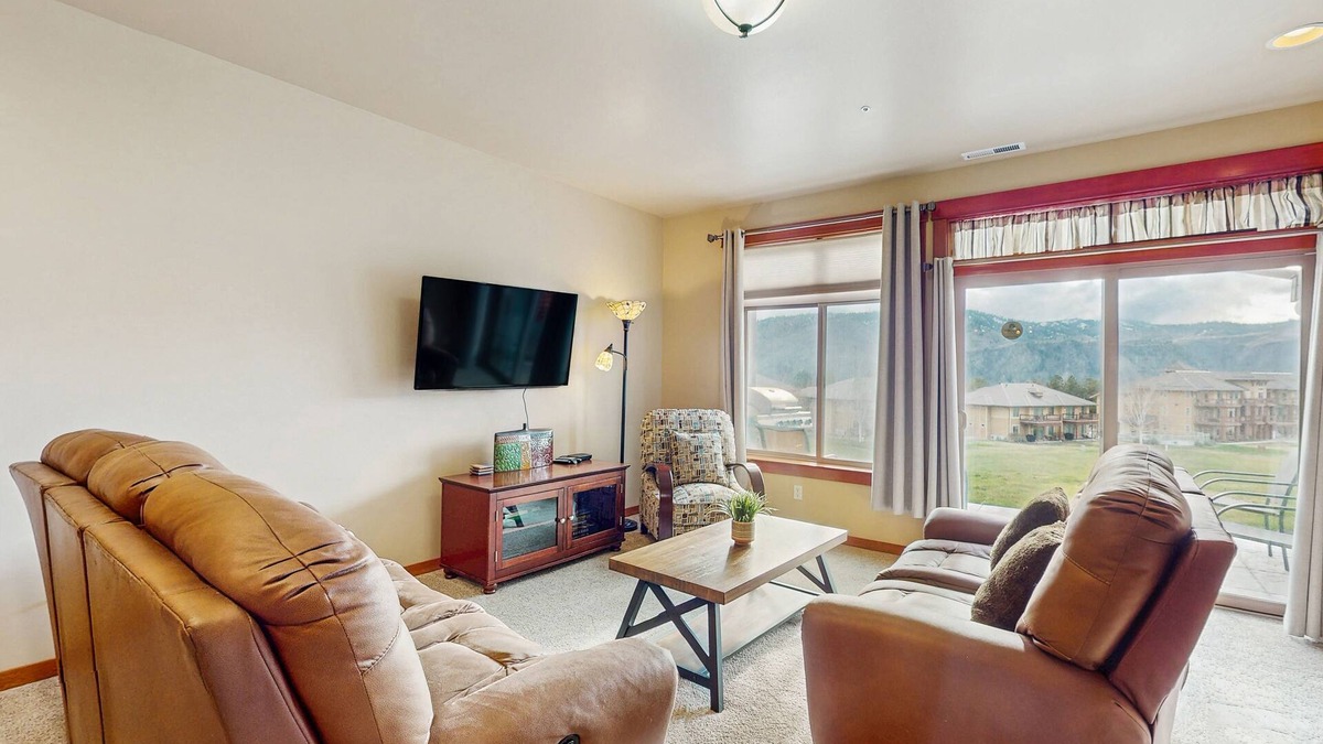 Orondo House | Golf course condo with furnished patio - walk to dining