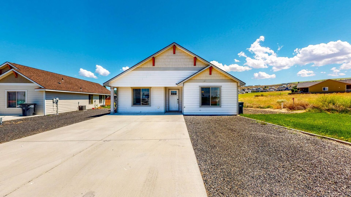 Moses Lake House | Golf Course Getaway on 5th Hole, Across from Potholes State Park - Dogs OK