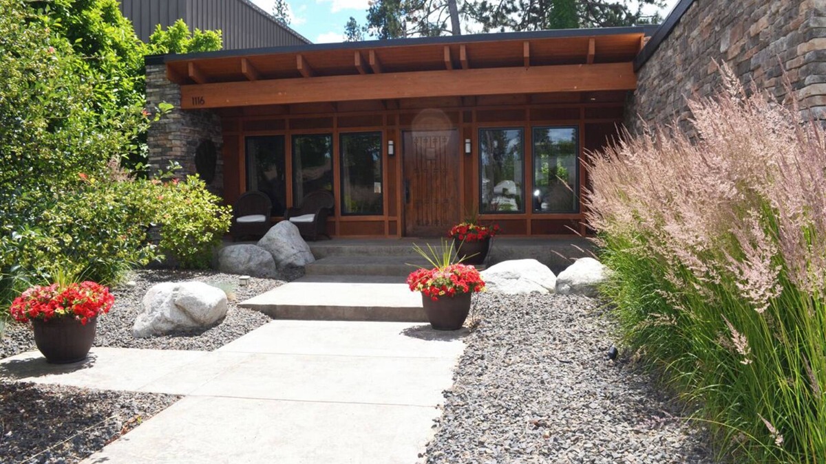 Moran Prairie House | Golf course mid-century modern executive home w/hot tub