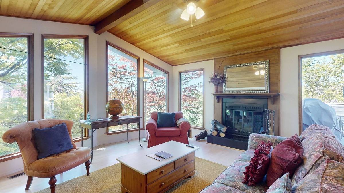 Bainbridge Island House | Golf-course-view house with deck, fireplace, grill - near ferry