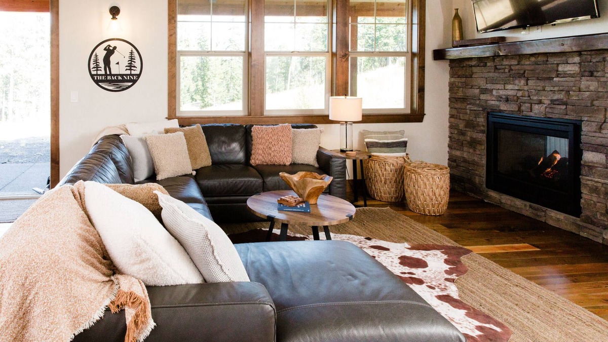 Cle Elum Cabin | Golf course view, private hot tub, close to the winery and more!