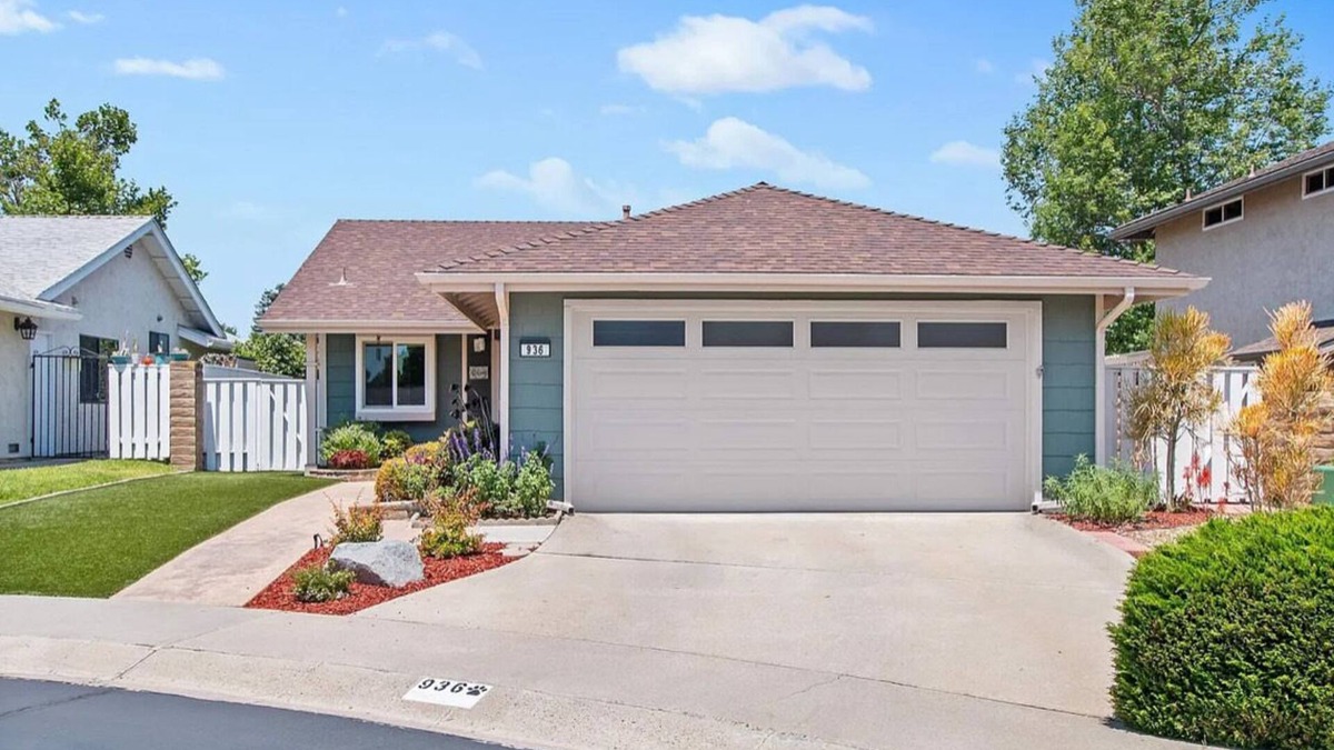 Vista House | Golf course views abound in this picturesque Shadowridge Cottages home,