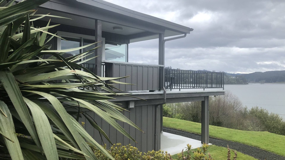 North Bend House | Golf Getaway. Spacious home with Bay Views. Near Bandon Dunes.