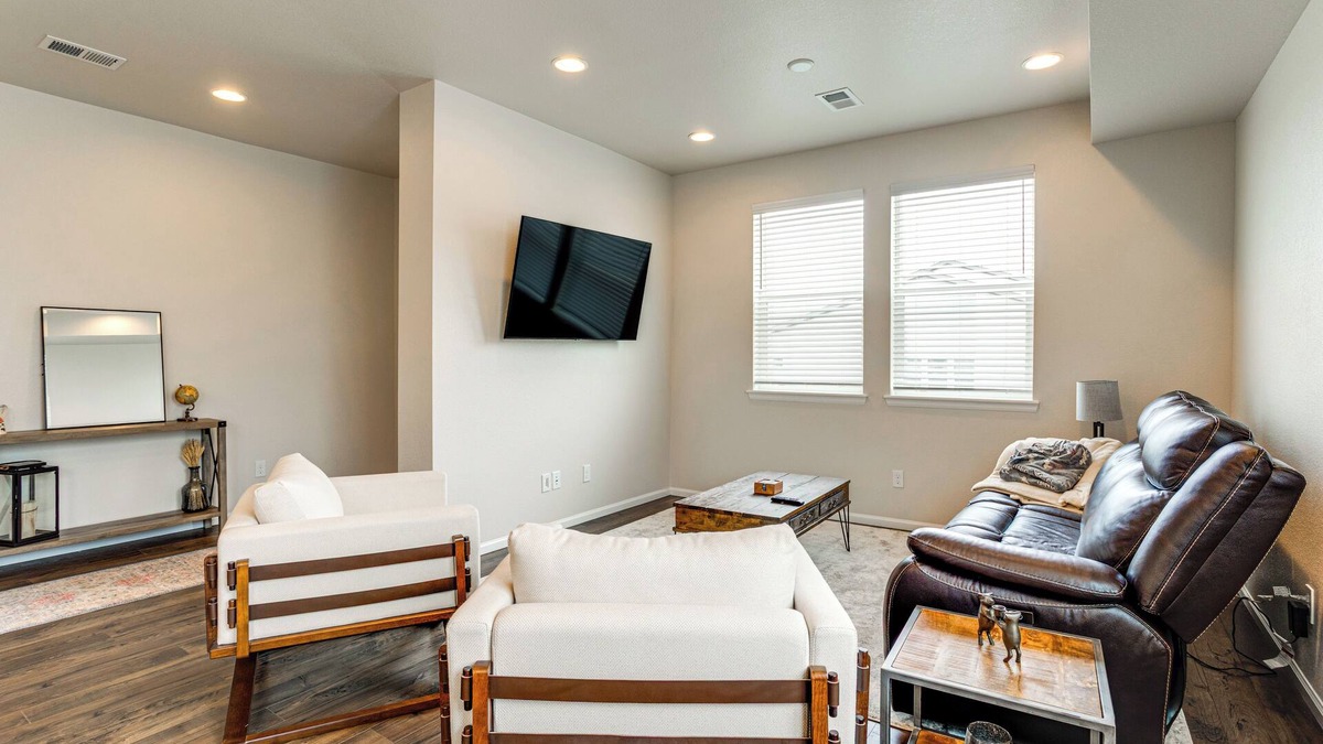 Dupont House | Golf, Hike & Explore: Family Retreat in Denver