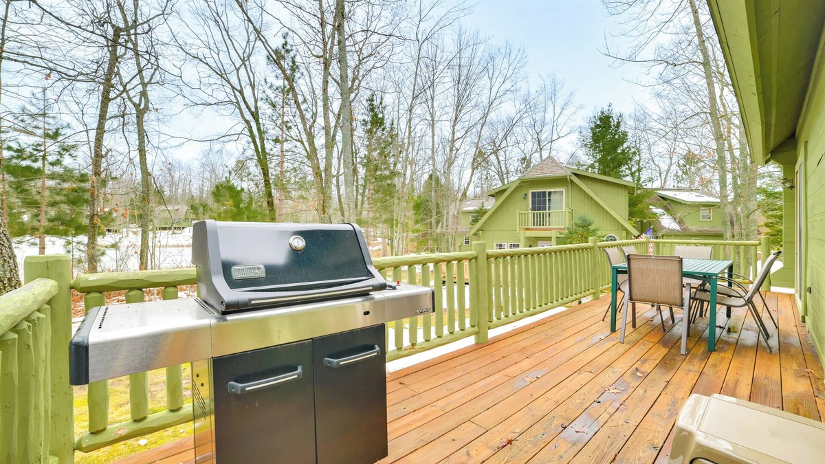 Lewiston Cottage | Golf, Hike & Soak in Pond Views: Lewiston Escape!