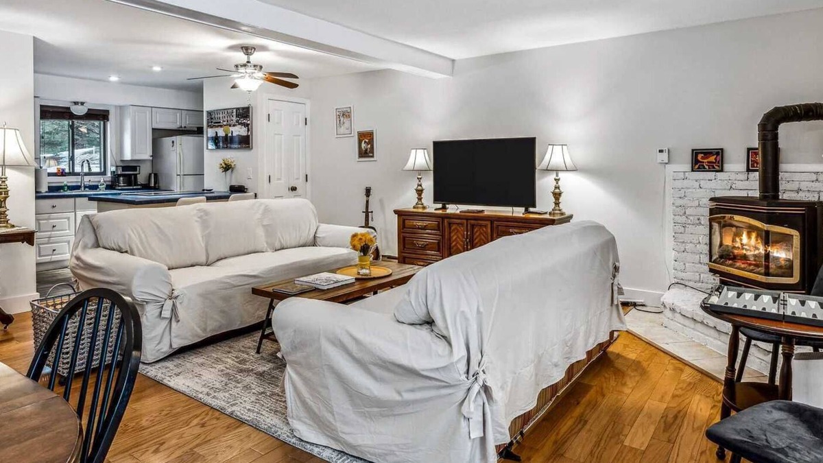 West Hartford Condo | Golf, Lake Pinneo, Fireplace | Windsor Village 3D
